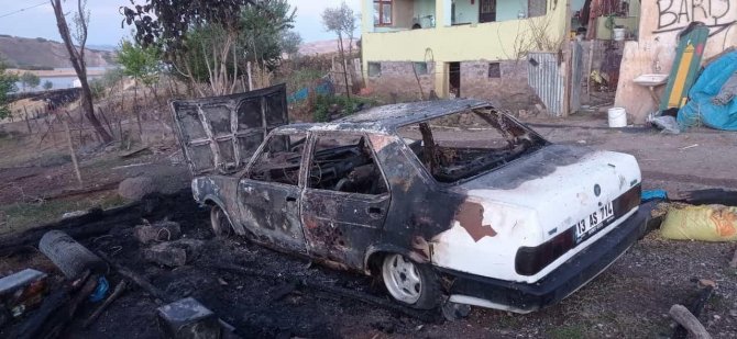 Elazığ’da Park Halindeki Araç Küle Döndü