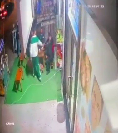 Esenyurt’ta İş Yeri Önünde Silahlı Saldırı Anı Kamerada