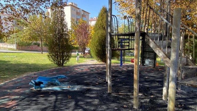 Ateşe Verilen Çocuk Parkı Kullanılmaz Hale Geldi
