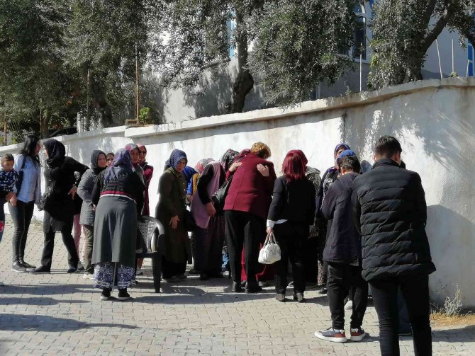 Sırtından Vurularak Öldürülen Genç Kız Toprağa Verildi