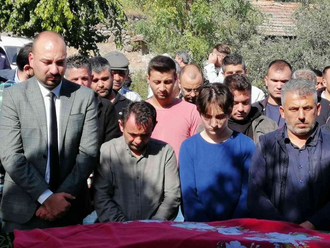 Sırtından Vurularak Öldürülen Genç Kız Toprağa Verildi