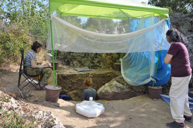 İ̇nkaya Mağarası Kazılarında Binlerce Yıl Öncesine Ait İnsan İzlerine Ulaşıldı