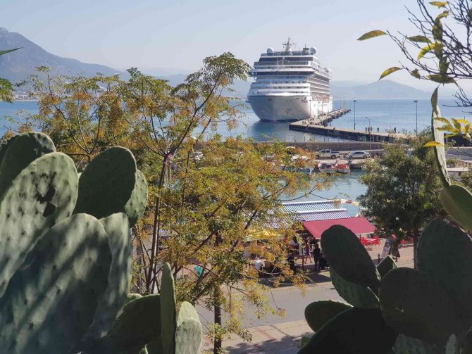 ‘Marina’ İle 976 Turist Alanya’ya Geldi