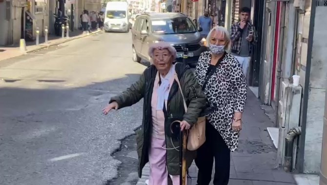 İ̇stanbul’da Taksici Rezaleti: Yaşlı İki Kadını Görmezden Gelip Yanlarından Geçtiler