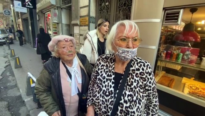İ̇stanbul’da Taksici Rezaleti: Yaşlı İki Kadını Görmezden Gelip Yanlarından Geçtiler