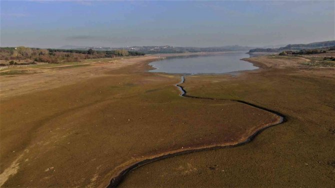 İ̇stanbul Barajları Alarm Veriyor: Ömerli Barajında Su Metrelerce Çekildi