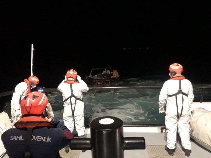 İ̇zmir Açıklarında 30 Düzensiz Göçmen Kurtarıldı, 28 Göçmen Yakalandı