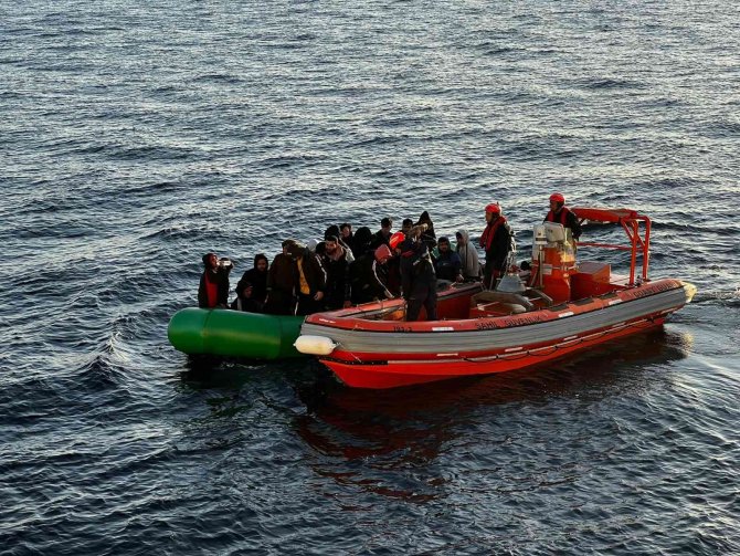 İ̇zmir Açıklarında 30 Düzensiz Göçmen Kurtarıldı, 28 Göçmen Yakalandı