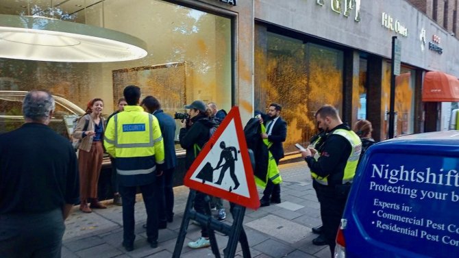 Londra’da Çevre Aktivistlerinden Lüks Araç Galerilerine Boyalı Saldırı