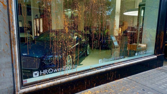 Londra’da Çevre Aktivistlerinden Lüks Araç Galerilerine Boyalı Saldırı