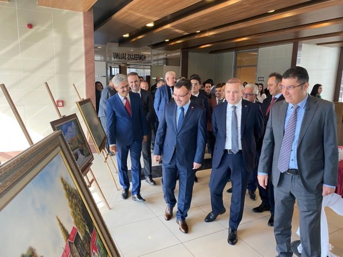 30 Yılda Çizdiği Resimleri Çalıştığı Adliyede Sergiledi