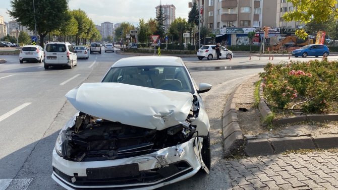 Otomobiller Çarpıştı: 2 Yaralı