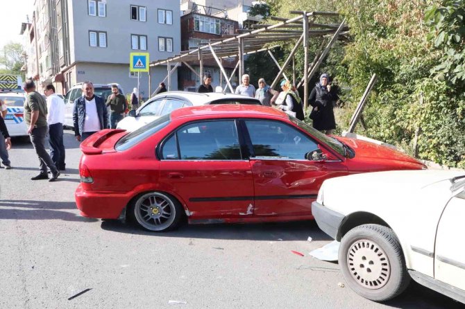 Direksiyon Hakimiyetini Kaybeden Sürücü Karşı Şeride Daldı: 2 Yaralı