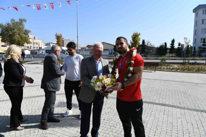Dünya 3.’sü Milli Güreşçi Feyzullah Aktürk Davul-zurna İle Karşılandı