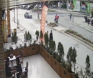 Maltepe’de Kırmızı Işıkta Geçti, Motokuryeye Çarpıp Kaçtı