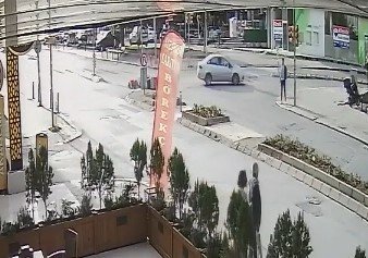 Maltepe’de Kırmızı Işıkta Geçti, Motokuryeye Çarpıp Kaçtı