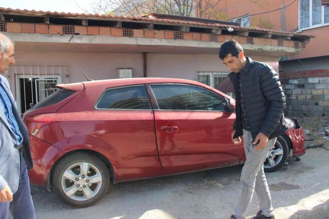Virajı Alamayan Araç Önce Eve Ardından Direğe Çarptı
