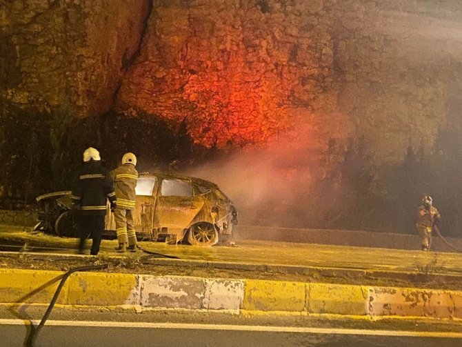 Mardin’de Seyir Halindeki Otomobil Alev Alev Yandı