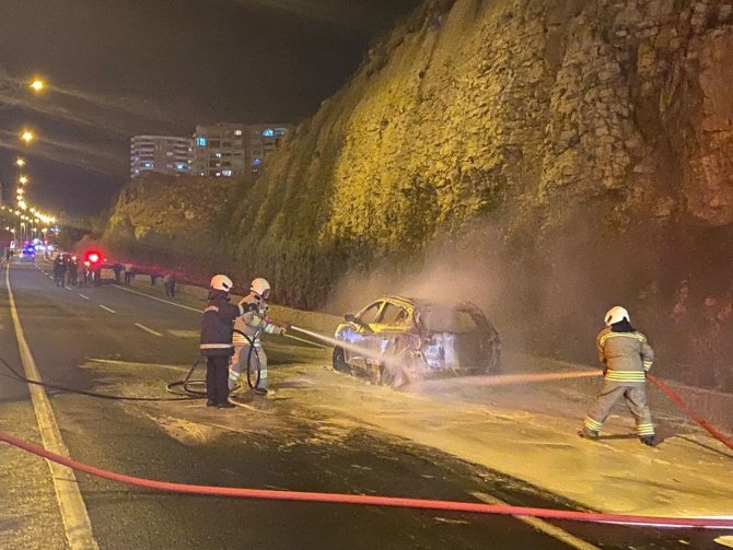 Mardin’de Seyir Halindeki Otomobil Alev Alev Yandı