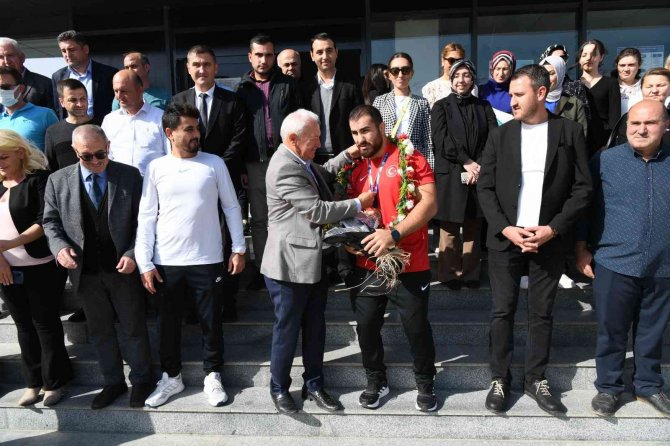Dünya 3.’sü Milli Güreşçi Feyzullah Aktürk Davul-zurna İle Karşılandı