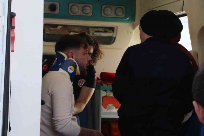 Direksiyon Hakimiyetini Kaybeden Sürücü Karşı Şeride Daldı: 2 Yaralı