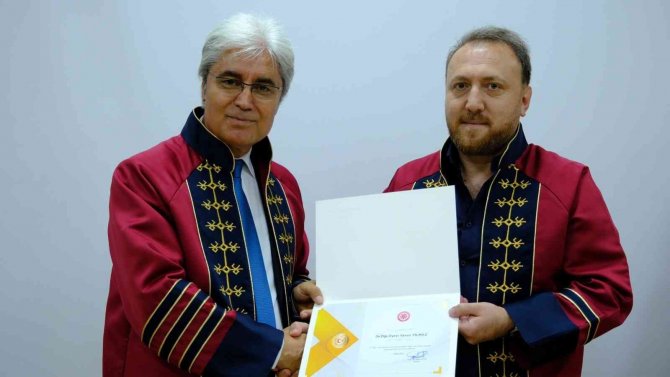 Atamaları Yapılan Akademisyenler Cübbelerini Giydi