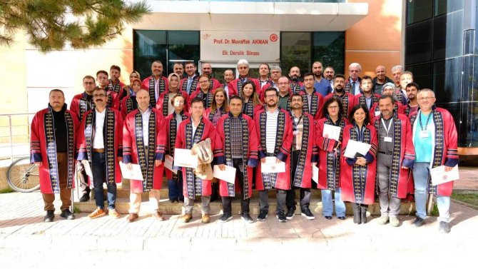 Atamaları Yapılan Akademisyenler Cübbelerini Giydi