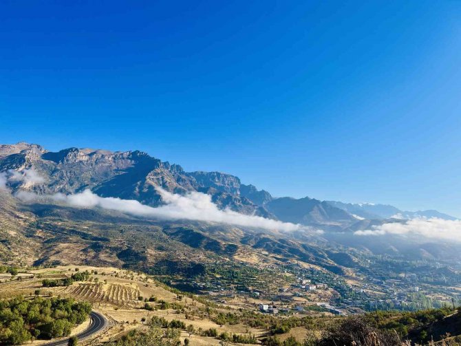 Yağmurdan Sonra Oluşan Sis Kartpostallık Manzara Oluşturdu
