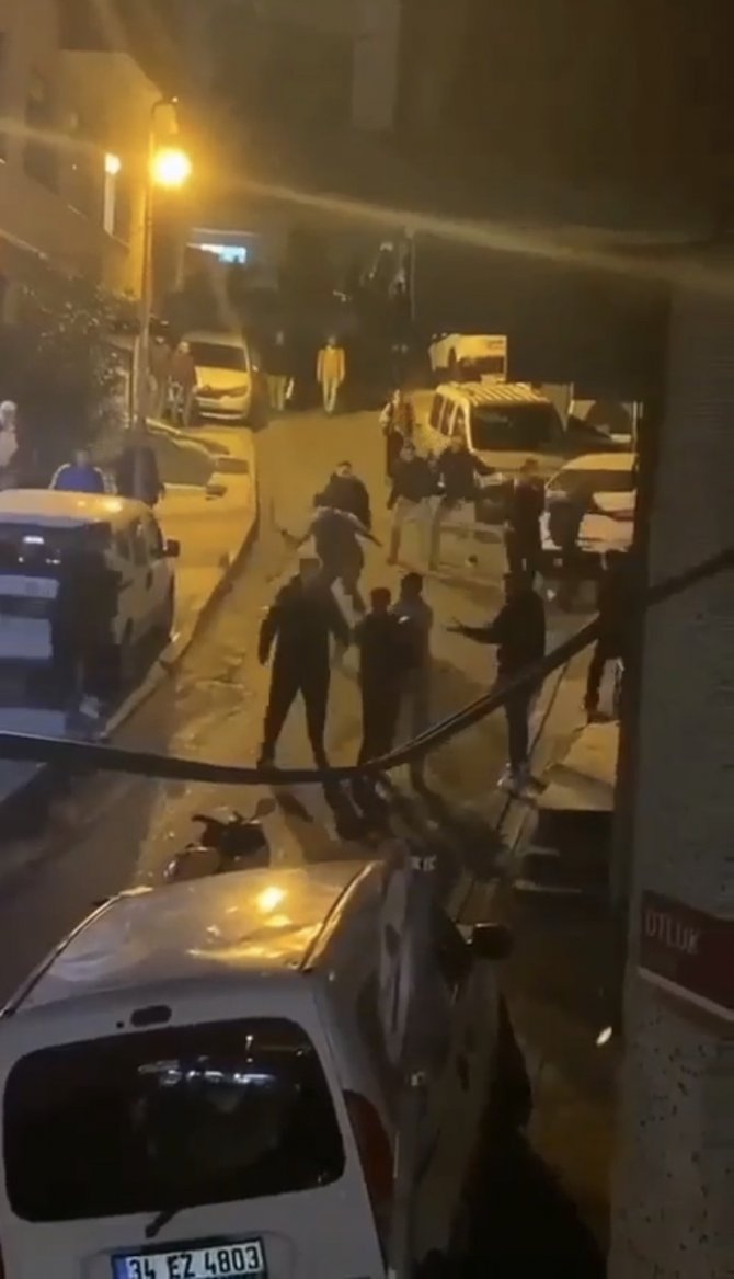 İ̇stanbul’da Korkunç Kavga Kamerada: Kaskla Kafalarına Vurdular