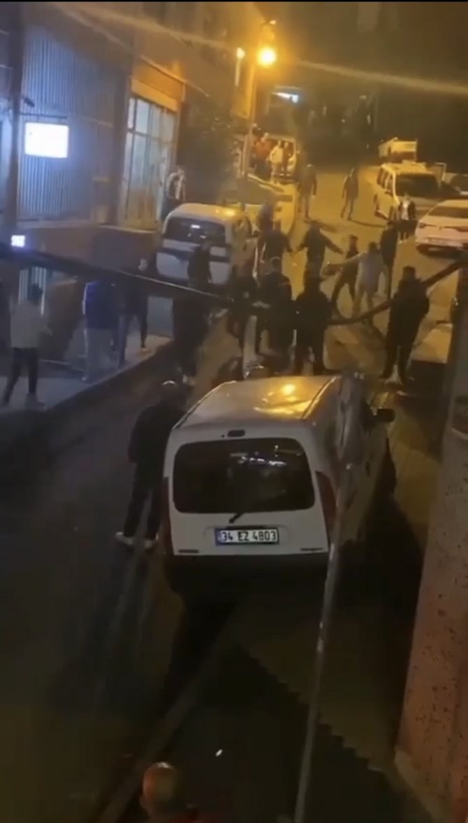 İ̇stanbul’da Korkunç Kavga Kamerada: Kaskla Kafalarına Vurdular