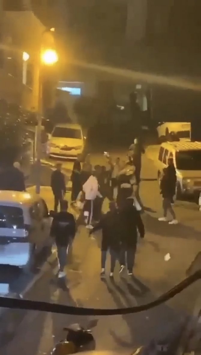 İ̇stanbul’da Korkunç Kavga Kamerada: Kaskla Kafalarına Vurdular