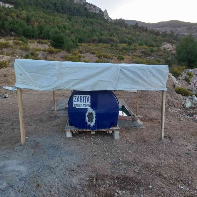 Soma Belediyesi’nden Doğal Yaşama Yemlik Ve Suluk