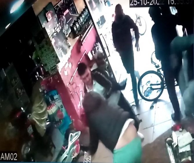Motosikleti Fotoğraflayınca Birbirlerine Girdiler: Tamirci Faciayı Önledi