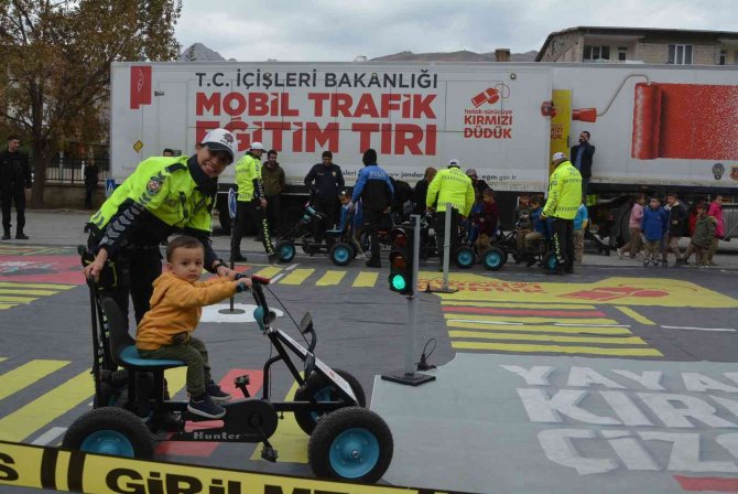 ‘Mobil Trafik Eğitim Tır’ı Hakkari’de