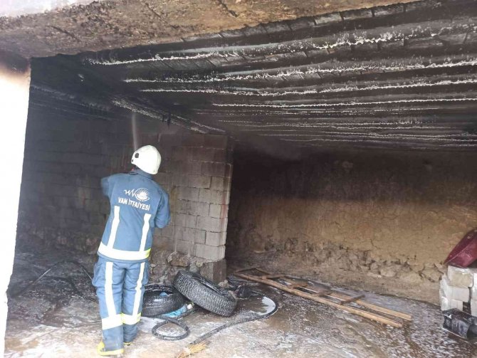 Kömürlük Yangını Evi Kullanılmaz Hale Getirdi