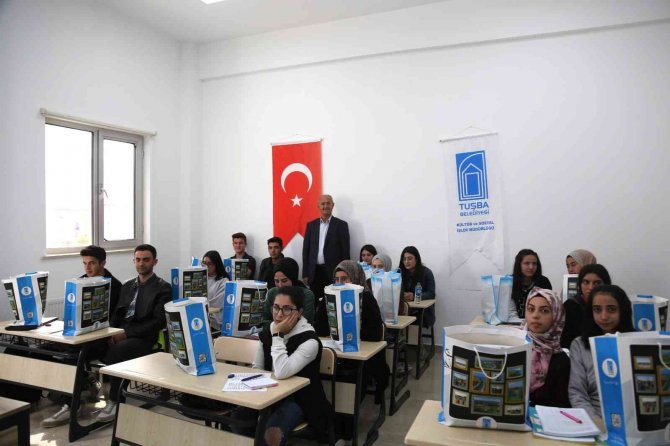 Başkan Akman’dan Üniversite Sınavına Hazırlanan Öğrencilere Kitap Desteği