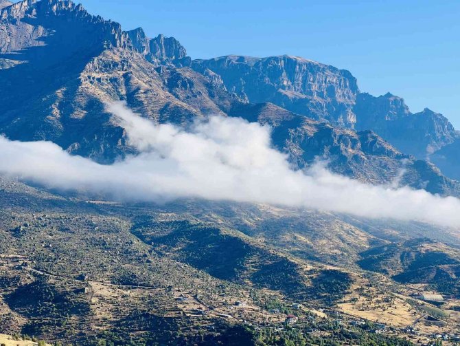 Yağmurdan Sonra Oluşan Sis Kartpostallık Manzara Oluşturdu
