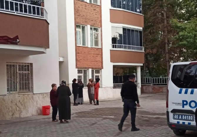 Balkondan Düşen Genç Hayatını Kaybetti