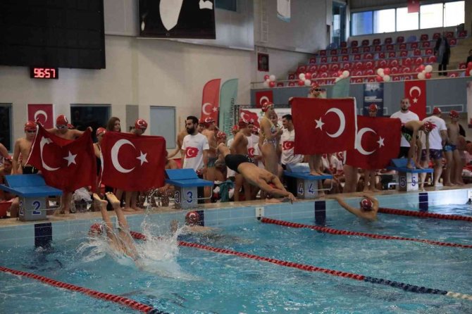 99 Dakika Boyunca Durmadan Kulaç Attılar