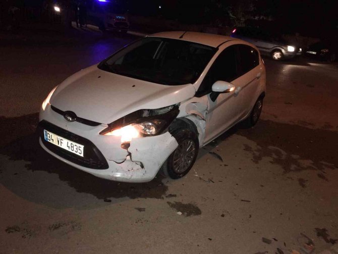 İ̇ki Otomobil Çarpıştı: 3 Yaralı