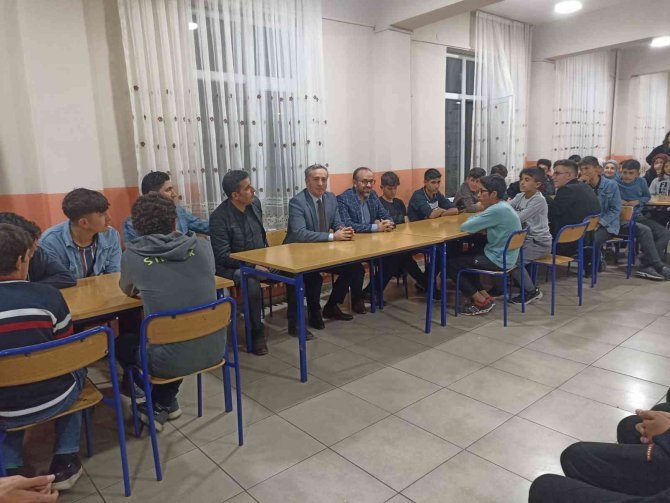 Ağrı Milli Eğitim Müdürü Kökrek, Öğrencilerle Yemek Yedi