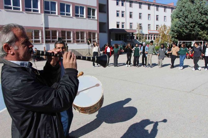 Liselilerden Okul Bahçesinde Davullu-zurnalı Halay Keyfi