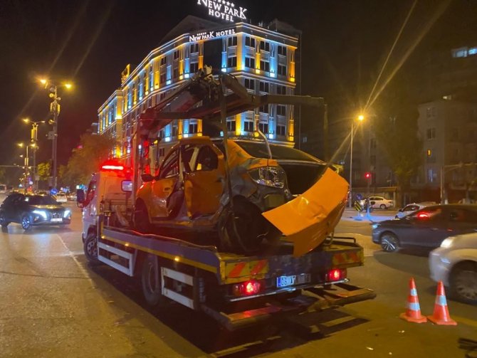 Ankara’da Ticari Taksi İle Otomobil Kafa Kafaya Çarpıştı, 1’i Ağır 3 Kişi Yaralandı