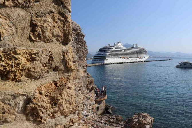 Alanya’da Haftanın İkinci Kruvaziyeri Limana Demir Attı