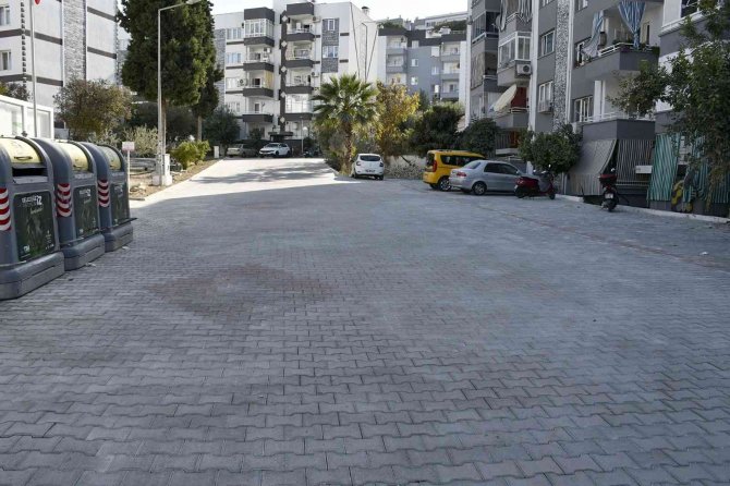 Kuşadası Belediyesi, Yolları Yenilemeye Devam Ediyor