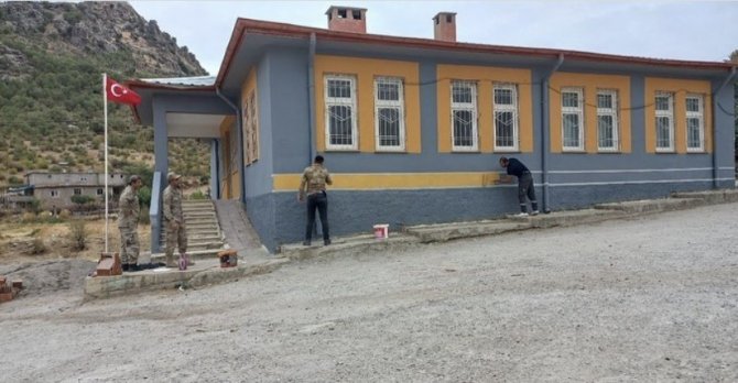 Kozluk’ta Eğitimciler Ve Askeri Personel Köy Okullarını Renklendiriyor