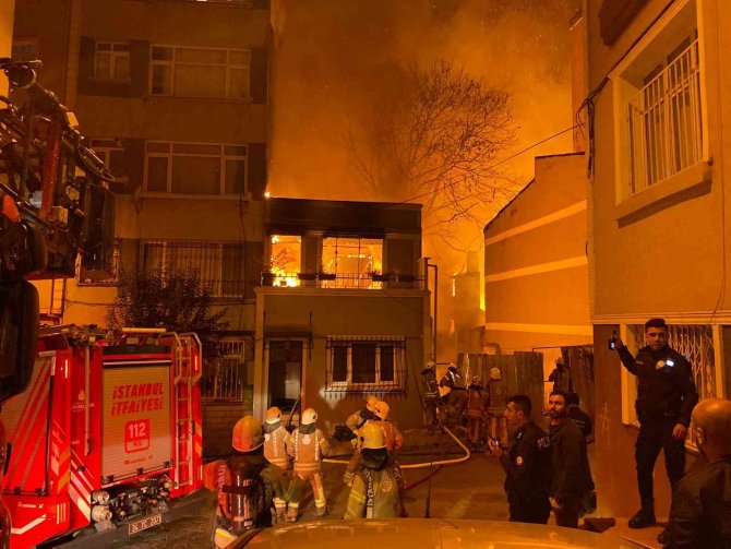Beyoğlu’nda Metruk Binada Başlayan Yangın 5 Binaya Sıçradı, Yükselen Alevler Geceyi Aydınlattı