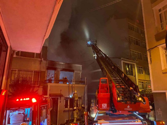 Beyoğlu’nda Metruk Binada Başlayan Yangın 5 Binaya Sıçradı, Yükselen Alevler Geceyi Aydınlattı