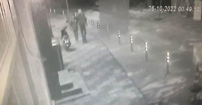 Ters Yöne Giren Hafif Ticari Aracın Altında Kalmaktan Son Anda Kurtuldular