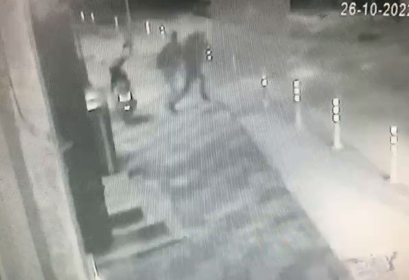 Ters Yöne Giren Hafif Ticari Aracın Altında Kalmaktan Son Anda Kurtuldular
